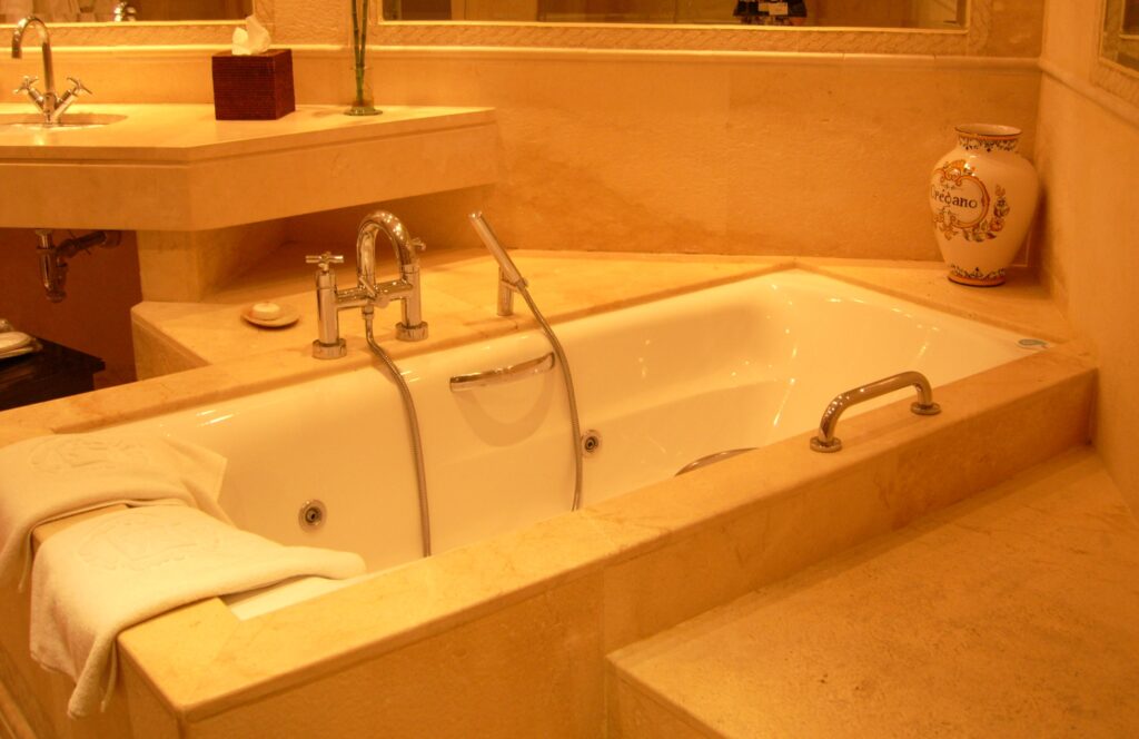 hot bathtubs hotel suite